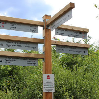 Bild vergr��ern: Entlang der Gernsdorfer H�hentour informieren seit kurzem Wegweiser an wichtigen Knotenpunkten �ber Nah- und Fernziele des Weges sowie andere Wanderwege. Demn�chst wird au�erdem ein gro�es Wanderportal am Startpunkt der Wanderstrecke die Blicke auf sich ziehen.