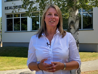 Bild vergr��ern: B�rgermeisterin Christa Schuppler w�nscht allen Sch�lerinnen und Sch�lern einen guten Start ins neue Schuljahr - und sie sagt Danke an an alle Schulleitungen, Lehrkr�fte und Mitarbeiter, die sich in den vergangenen Tagen um die Wiederaufnahme des Schulbetriebs gek�mmert haben.