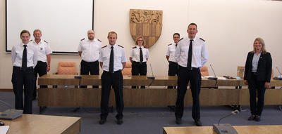 Bild vergr��ern: Coronabedingt leider ohne feierlichen Rahmen, sondern im Rahmen einer Dienstbesprechung verabschiedeten Feuerwehrleiter Christian Rogalski (hintere Reihe, l.) und Wilnsdorfs B�rgermeisterin Christa Schuppler (vordere Reihe, r.) die ehemaligen Gemeindejugendfeuerwehrwarte Jessica Strau�, Andree M�ller und Christian M�ller (vordere Reihe, v.l.n.r.) aus ihren Ehren�mtern. Die Nachfolge treten Martina Zimmermann (hintere Reihe, 2.v.r.) und Nils Hartmann (hintere Reihe, r.). an. W�hrend der Besprechung wurde auch Dennis Emmerink (hintere Reihe, 2.v.l.) offiziell als stellvertretender Einheitsf�hrer der L�schgruppe Wilgersdorf begr��t.
