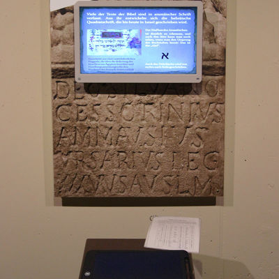 Bild vergr��ern: Besucher der Ausstellung k�nnen selbst aktiv werden und sich in der Kunst der Schriftsysteme ausprobieren.