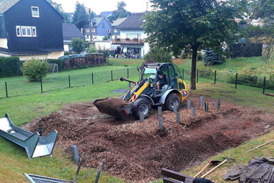 Bild vergr��ern: Der Bauhof der Gemeinde Wilnsdorf hat das alte, in die Jahre gekommene Spielger�t schon abgebaut, bald steht auf dem Flammersbacher Spielplatz ein neuer Spielturm mit zwei Aufstiegen, einer Rutsche und zwei Schaukeln.