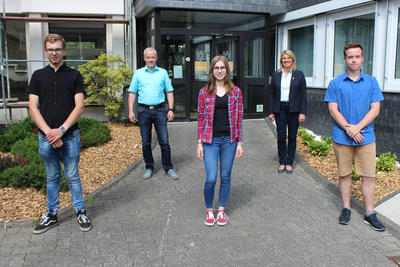 Bild vergr��ern: Nick-Luca Froese, Julia Lewandrowski und Jan-Philipp Leyener (vordere Reihe v.l.) mit Ausbildungsleiter Henning Ax und B�rgermeisterin Christa Schuppler.