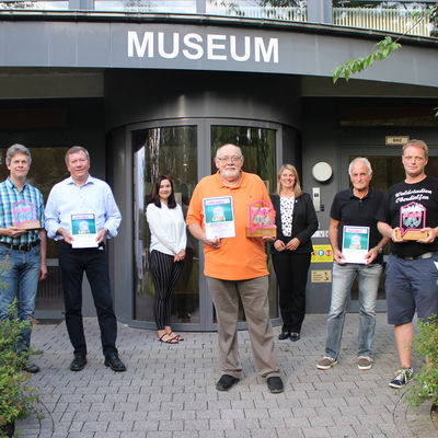 Bild vergr��ern: Die diesj�hrigen Preistr�ger des Wilnsdorfer Heimat-Preises: Ludger Neef und Dr. Martin Oster (B�rgerverein Flammersbach e.V.), Jochen Brenner (Haus Heimat Rudersdorf e.V.), Gerhard Grisse und Alexander Heupel (Alte Herren Oberdielfen) (vordere Reihe v.l.)mit Gemeindemitarbeiterin Saskia Freitag und B�rgermeisterin Christa Schuppler.