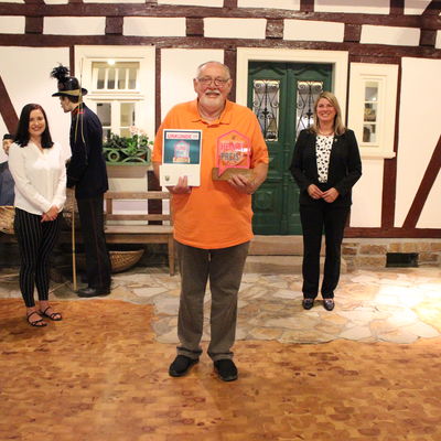 Bild vergr��ern: Platz eins des diesj�hrigen Heimat-Preises wurde dem Verein "Haus Heimat Rudersdorf e.V." verliehen und ging in die H�nde des Vorsitzenden Jochen Brenner. Der Tr�gerverein, dem alle Ortsvereine als Mitglieder angeh�ren, hat sich die Instandhaltung des "Haus Heimat" zur Aufgabe gemacht.