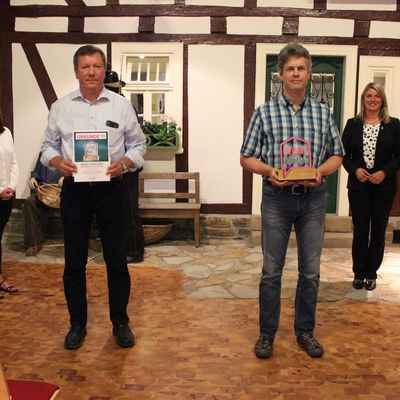 Bild vergr��ern: Platz zwei ging an den B�rgerverein Flammersbach e.V., der  sich die Gestaltung des Dorfplatzes am B�rgerhaus vorgenommen hat.