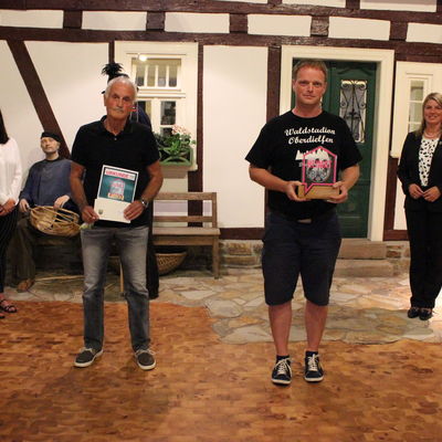 Bild vergr��ern: Die "Alten Herren Oberdielfen" durften sich �ber den dritten Platz des diesj�hrigen Heimat-Preises freuen, da sie mit ihrem Einsatz zur Erhaltung und Pflege des Oberdielfer Sportplatzes bei der Jury punkten konnten.