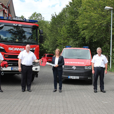 Bild vergr��ern: Wilnsdorfs B�rgermeisterin Christa Schuppler �bergab am vorvergangenen Donnerstag Brandoberinspektor Jochen Pieck (2. v. l.) den symbolischen Schl�ssel f�r zwei neue Feuerwehrfahrzeuge, im Beisein von Wehrleiter Christian Rogalski (2.v.r.) und seinen Stellvertretern Gerd Boller (r.) und R�diger Schneider.