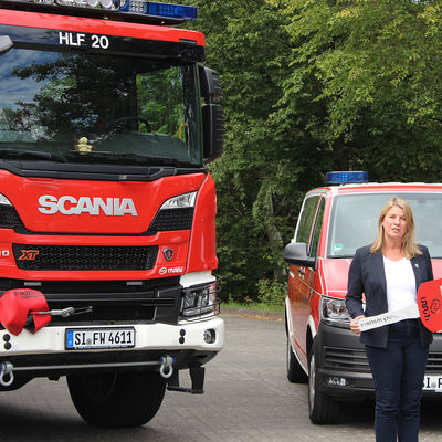 Bild vergr��ern: "Die Kameradinnen und Kameraden der Freiwilligen Feuerwehr der Gemeinde Wilnsdorf setzen ihr Leben und ihre Zeit f�r die Sicherheit aller Wilnsdorfer ein. Daf�r verdienen sie nicht nur unsere h�chste Anerkennung, sondern auch die bestm�gliche Ausstattung", w�rdigte B�rgermeisterin Schuppler bei der Schl�ssel�bergabe das ehrenamtliche Engagement aller Feuerwehrm�nner und -frauen.