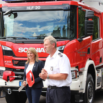 Bild vergr��ern: Gemeindebrandinspektor Christian Rogalski, der die Freiwillige Feuerwehr der Gemeinde Wilnsdorf leitet, lobte die gute Zusammenarbeit mit B�rgermeisterin, Rat und Verwaltung: "Es ist sch�n zu sehen, dass die Gemeinde Wilnsdorf sehr gro�en Wert auf die kontinuierliche Weiterentwicklung unserer Ausr�stung legt".