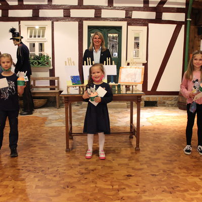 Bild vergr��ern: Thadea, Marlene und Lina konnten die Jury des Wilnsdorfer Kreativwettbewerbs mit ihren tollen Kunstwerken �berzeugen und freuten sich bei der Pr�mierung im Museum Wilnsdorf �ber ein kleines �berraschungsgeschenk von B�rgermeisterin Christa Schuppler.