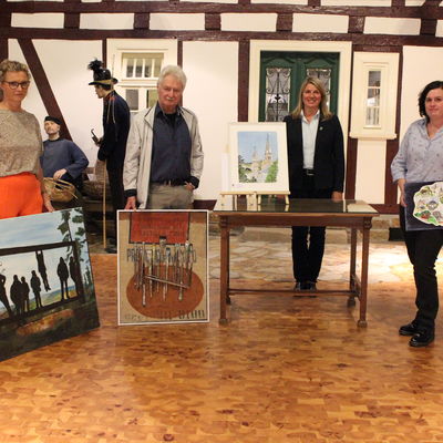 Bild vergr��ern: B�rgermeisterin Christa Schuppler (2.v.r.) empfing die K�nstler Simone L�hr, G�nter Thibaut und Nina Mazza (v.l.) zur Pr�mierung des Wilnsdorfer Kreativwettbewerbs.
