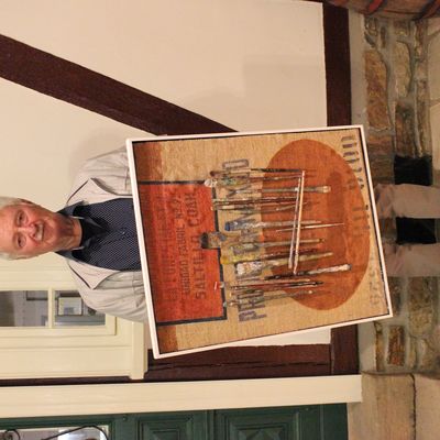 Bild vergr��ern: G�nter Thibaut brachte mit seiner Material-Collage seine Verbundenheit zu "Kunst auf der Treppe" im Wilnsdorfer Rathaus zum Ausdruck.