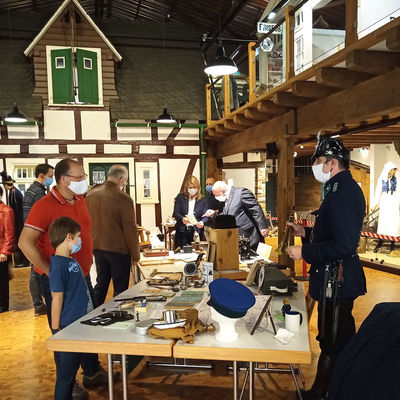 Bild vergr��ern: Am Aktionstag wurde das Museum Wilnsdorf von zahlreichen historischen Akteuren bev�lkert, die die Besucher mit auf eine spannende Reise in vergangene Zeiten nahmen.