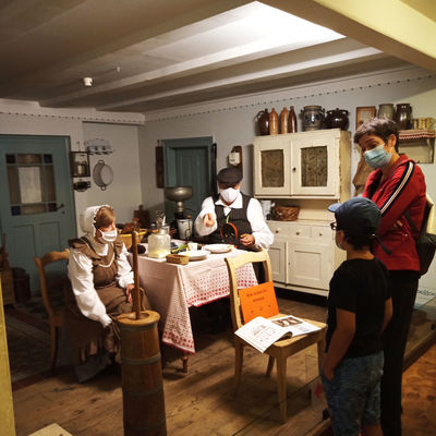 Bild vergr��ern: Auch in der K�che im volkskundlichen Bereich des Museums nahmen Bewohner aus dem 19. Jahrhundert Platz und hatten f�r die Besucher die eine oder andere Geschichte mitgebracht.
