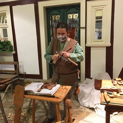 Bild vergr��ern: Handwerker aus unterschiedlichen Epochen zeigten ihr K�nnen mit unterschiedlichen Werkzeugen und Materialen - wie hier der L�ffelschnitzer aus der Wikingerzeit.