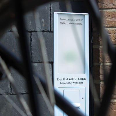 Bild vergr��ern: Die gr�ne Lampe signalisiert, ob Strom flie�t.
