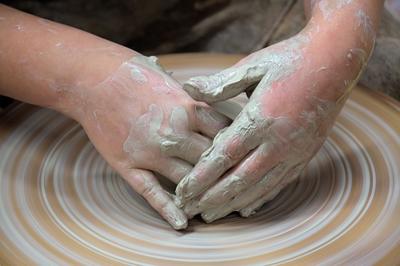 Bild vergr��ern: Die Jugendkunstschule Wilnsdorf l�dt zum Workshop "T�pfern" ein.