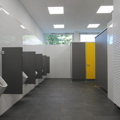 Bild vergr��ern: Hell, bunt und modern sind sie geworden, die neuen Toiletten im Gymnasium Wilnsdorf (hier im Au�enbereich des A-Geb�udes). Sie wurden mit Finanzmittel aus dem "Gute-Schule-2020"-Programm saniert.
