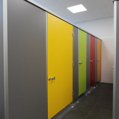 Bild vergr��ern: Derzeit laufen noch letzte Arbeiten an den Au�entoiletten des B-Geb�udes, dann hat die Gemeinde Wilnsdorf den gesamten F�rderrahmen ausgesch�pft.