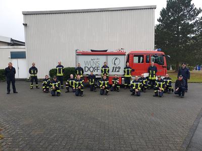 Bild vergr��ern: 19 Kameraden der Freiwilligen Feuerwehr Wilnsdorf nahmen k�rzlich an insgesamt vier Wochenenden am Grundlehrgang teil und schlossen diesen erfolgreich ab.