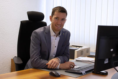 Bild vergr��ern: B�rgermeister Hannes Gieseler hat heute zum ersten Mal an seinem Schreibtisch im Rathaus Platz genommen.