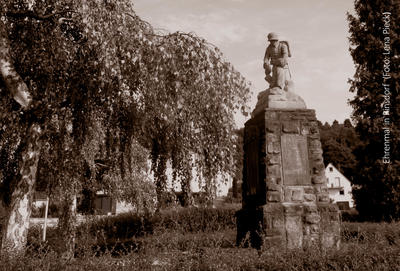 Ehrenmal Rinsdorf_Foto Lena Pieck_bearb
