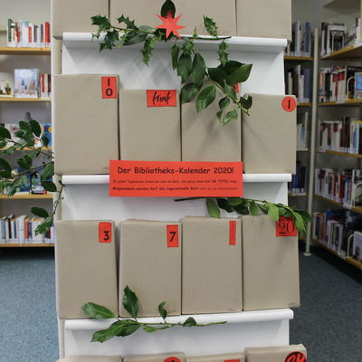 Bild vergr��ern: Der Adventskalender der Bibliothek Wilnsdorf h�lt bis Heiligabend jeden Tag Lesestoff mit �berraschungseffekt bereit.