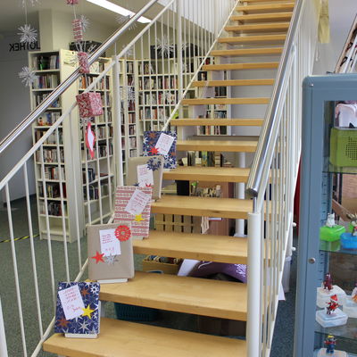 Bild vergr��ern: Auch an die J�ngsten ist nat�rlich gedacht: F�r sie gibt es neben dem gro�en Angebot an (Weihnachts-)B�chern, H�rspielen und vielem mehr ebenfalls ein buntes �berraschungspaket - mit insgesamt vier B�chern, die verschiedenen Altersgruppen zugeordnet sind.