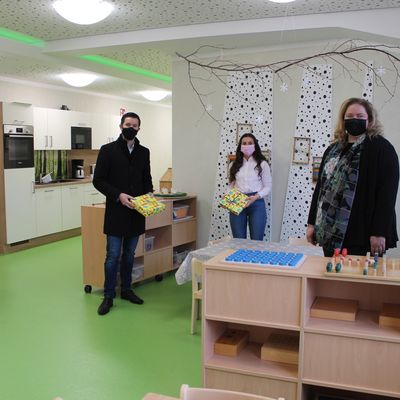 Bild vergr��ern: Die Erweiterungsarbeiten an der DRK-Kita in Obersdorf sind abgeschlossen. Wilnsdorfs B�rgermeister Hannes Gieseler (zugleich Vorsitzender des DRK-Frauenvereins) und Nicole Klein (r.), Gesch�ftsf�hrerin des Vereins, machten sich k�rzlich gemeinsam mit Kita-Leiterin Melissa T�rkeli-Sanchez ein Bild der neuen R�umlichkeiten.