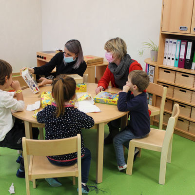 Bild vergr��ern: Die "Regenbogen Kinder" freuten sich �ber Geschenke des B�rgermeisters, die ihre Spielesammlung im neuen Kindergartenbereich nun bestens erg�nzen.