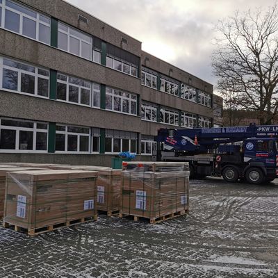 Bild vergr��ern: Ende Dezember traf eine gro�e Lieferung mit Solarmodulen am Gymnasium Wilnsdorf ein