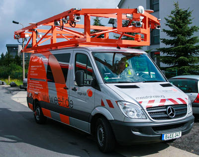 Bild vergr��ern: In K�rze wird dieses auff�llige Messfahrzeug durch die Stra�en der Gemeinde Wilnsdorf rollen, um den Zustand der Verkehrsfl�chen zu erfassen