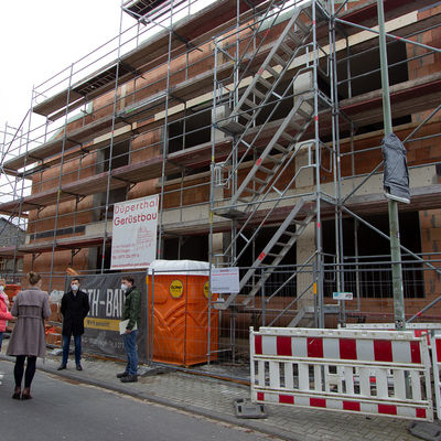 Bild vergr��ern: In der vergangenen Woche besuchten Wilnsdorfs B�rgermeister Hannes Gieseler (2.v.r.) und Schulleiterin Anke H�fer (l.) die Baustelle an der Grundschule Niederdielfen. Dort entsteht ein zweigeschossiger Anbau, der die Schule zum kommenden Schuljahr erweitern wird.