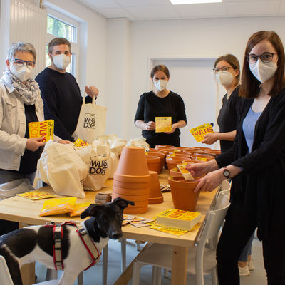 Bild vergr��ern: Laden zum Bienenbuffet ein (v.l.): Jutta Schmidt (Senioren-Service-Stelle), Klimaschutzmanager Henner Heide, Lisa Buchmann-Monno (F�rderverein Betreuung an Wilnsdorfer Schulen), Sarah Baltrock (Offene Kinder- und Jugendarbeit/ Jugendtreff Wilnsdorf) und Schulsozialarbeiterin Kathleen Bartl. Im Bild fehlt: Renate Killing (Fachdienst Schule und Kultur).