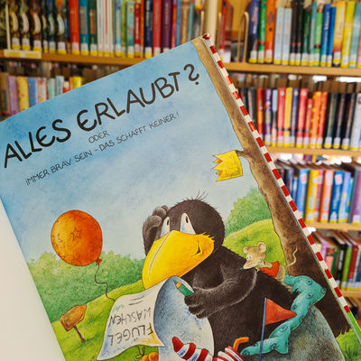 Bild vergr��ern: Am Dienstag, 27. Juli 2021, gibt es um 14:30 Uhr eine rabenstarke Party f�r Kinder ab 3 Jahren, denn dann l�dt die Bibliothek Wilnsdorf zum Bilderbuch-Kino mit dem kleinen Raben Socke ins Museum ein.