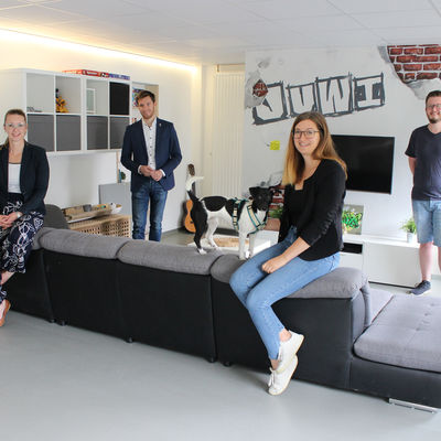 Bild vergr��ern: B�rgermeister Hannes Gieseler (hinten links), Michaela Diezemann (Leiterin Fachdienst "Schule, Kultur, Sport und Soziales", links) sowie Kai Hesselbach vom Zentralen Geb�udemanagement besuchten JuWi-Leiterin Sarah Baltrock und ihre tierische Begleiterin Lilly k�rzlich im Jugendtreff Wilnsdorf und �berzeugten sich vom finalen Endergebnis des Umbaus.