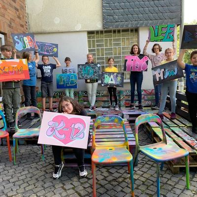 Bild vergr��ern: Beim Graffiti-Workshop konnten sich die M�dchen und Jungs mit Papier, Stift und Spr�hdose kreativ austoben.