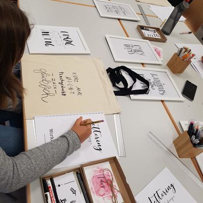 Bild vergr��ern: Das Handlettering - die Kunst der sch�nen Buchstaben - bereitete den Kindern und Jugendliche jede Menge Spa�.