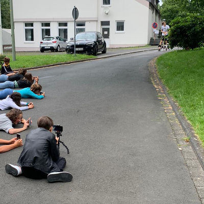 Bild vergr��ern: Mit dem eigenen Smartphone und zus�tzlicher Technik wie Aufsteckobjektiv und Stativ machten sich die Teilnehmer des Fotoworkshops auf die Suche nach dem perfekten Foto.