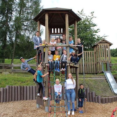 Bild vergr��ern: B�rgermeister Hannes Gieseler besuchte die Kinder in der Ferienbetreuung bei bestem Schulhof- und Spielplatzwetter.