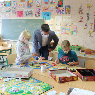 Bild vergr��ern: Bei Regen spielten die Kinder Gesellschaftsspiele oder tobten sich beim Malen und Basteln kreativ aus.