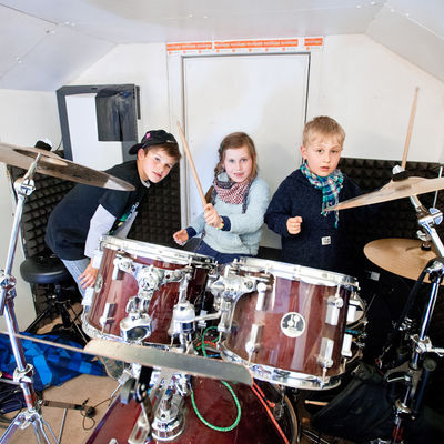 Bild vergr��ern: Ob Schlagzeug, Gitarre, Bass oder Keyboard: in dem Musiktruck k�nnen Kinder und Jugendliche verschiedene Instrumente ausprobieren und beim gemeinsamen Jammen, Rappen und Singen einen tollen Nachmittag verbringen.