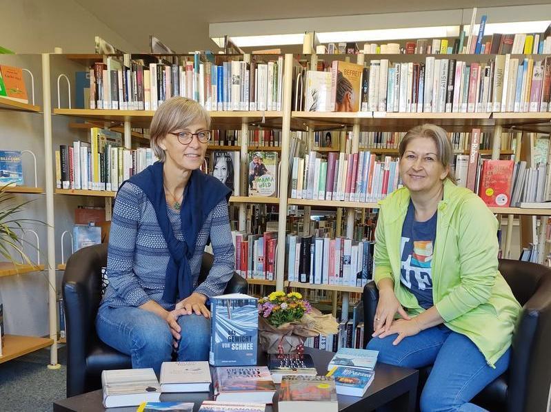 Bild vergr��ern: Die Bibliotheksleiterinnen Ina Bange aus Wilnsdorf und Denise Meckel aus Neunkirchen k�ndigen ihre gemeinsame Aktion an.