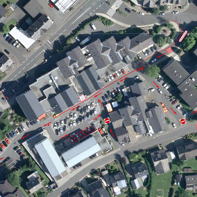 Bild vergr��ern: Die geplante Einbahnstra�enregelung soll f�r die gesamte Stra�e "Marktplatz" gelten, beginnend an der Kreuzung Rathausstra�e bis zur Einm�ndung in die Bergwende. Auch in den beiden anderen Zufahrten d�rfen Autos dann nur noch in eine Richtung rollen: zwischen Rathaus und kik ist die Ausfahrt aus dem Einkaufszentrum m�glich, zwischen Eisdiele und dm-Drogeriemarkt die Einfahrt.