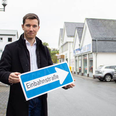 Bild vergr��ern: Damit sich k�nftig vor allem die Fu�g�nger sicherer im Wilnsdorfer Einkaufszentrum bewegen k�nnen, schl�gt B�rgermeister Hannes Gieseler eine Einbahnstra�enregelung f�r die gesamte Stra�e "Marktplatz" vor.