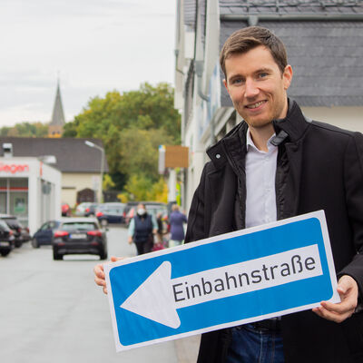 Bild vergr��ern: Im Oktober 2021 schlug B�rgermeister Gieseler eine erweiterte Einbahnstra�enregelung f�r das Einkaufszentrum Wilnsdorf vor, dem Vorschlag stimmte der Gemeinderat mit gro�er Mehrheit zu.