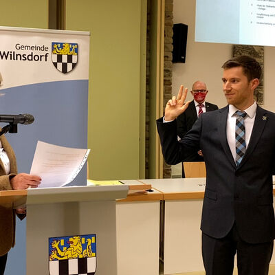Bild vergr��ern: Im Rahmen der konstituierenden Ratssitzung am 5. November 2020 wurde Hannes Gieseler offiziell im Amt des B�rgermeisters der Gemeinde Wilnsdorf vereidigt.