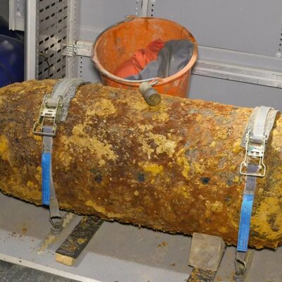 Bild vergr��ern: Am 12. November 2020 wurde ein sogenannter Blindg�nger am Ortsrand von Wilnsdorf gefunden. Die 5-Zentner-Weltkriegsbombe konnte noch am Abend desselben Tages vom Kampfmittelr�umdienst der Bezirksregierung Arnsberg entsch�rft werden. Zuvor waren fast 100 Haushalte in einem 300m-Umkreis zum Fundort evakuiert worden.
