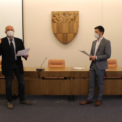 Bild vergr��ern: Am 29. April 2021 vereidigte B�rgermeister Hannes Gieseler (r.) den neuen 1. Beigeordneten Johannes Schneider in seinem Amt.