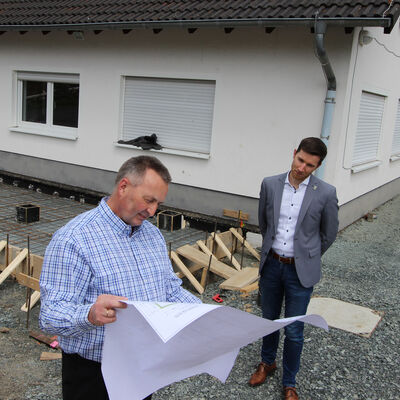 Bild vergr��ern: Nachdem Gemeinde und Verein schon im vergangenen Jahr erfolgreich F�rdermittel eingeworben hatten, konnte im Mai 2021 die Modernisierung des Sportheims Wilden beginnen.
